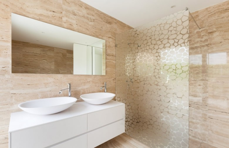 Quel film choisir pour une salle de bain ? Étude des meilleures options Reflectiv