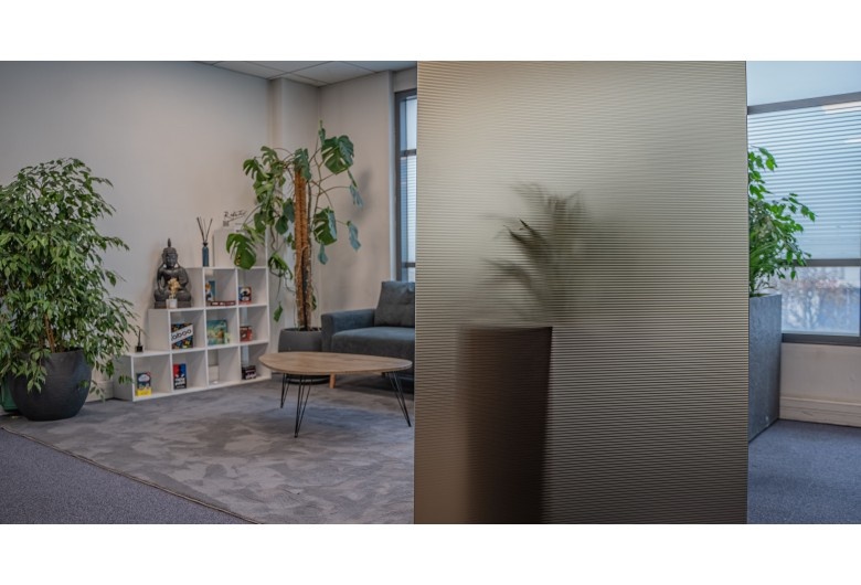 Film décoratif strié marron à fines bandes 1,5 cm – Réf STR 09
